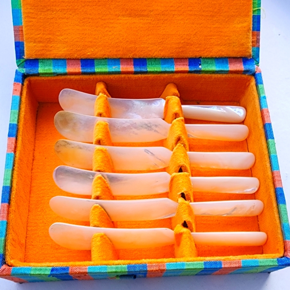 Set of Mother of Pearl Spreaders in Box